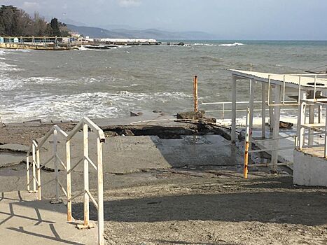 В Алуште штормом разрушен городской пляж