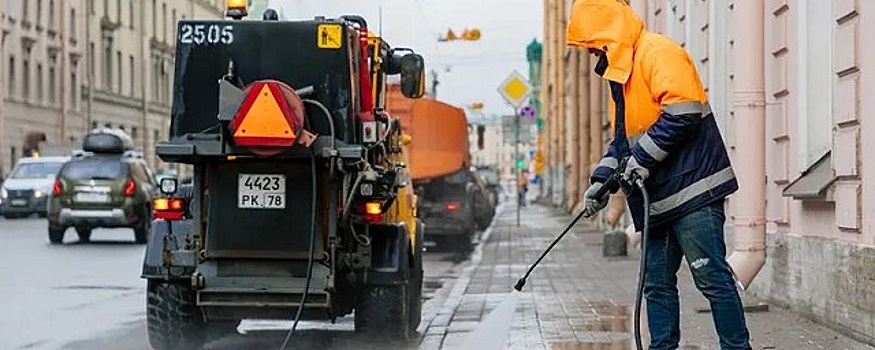 После майских праздников центр Петербурга отмывали с шампунем