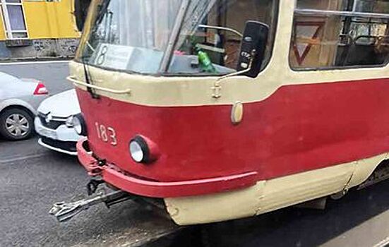 В Екатеринбурге трамвай сошел с рельсов