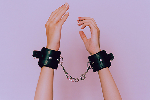 Петербуржец пытался продать свою девушку в секс-рабство