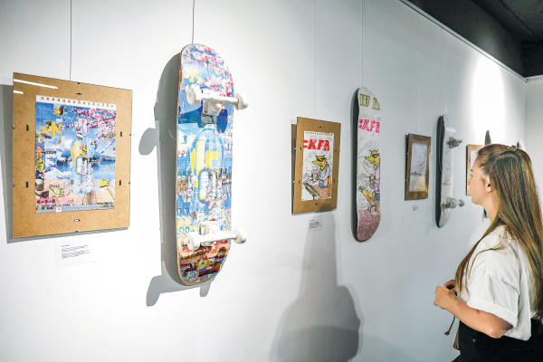 Истории в скетчах: в Самаре открыли выставку из скейтбордов