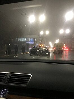 Мужчина на Audi разбился об автобус в Саратове