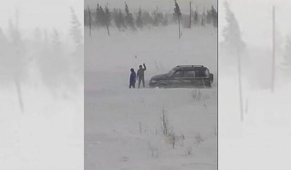Около двух десятков человек попали в снежный занос на зимнике под Ноябрьском