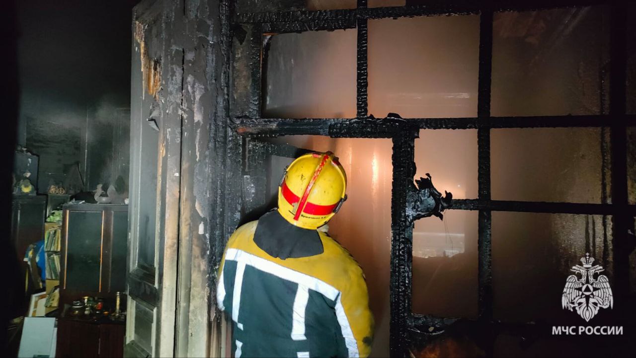 В Шахтах почти 2 часа в огне полыхало 100 кв. м крыши дома в пер. Шмидта