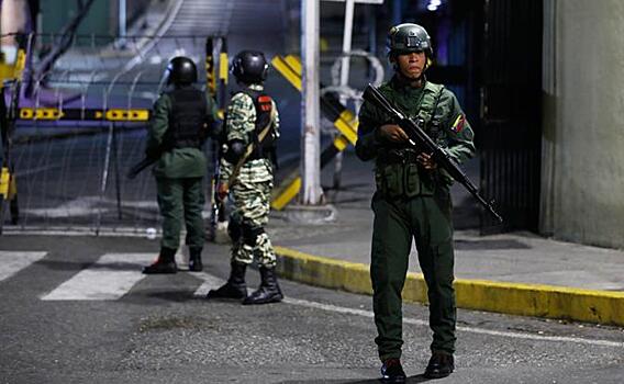 Взрывы в Каракасе, над городом висят вертолеты, аэродромы в огне: Трамп нанес удар по Венесуэле