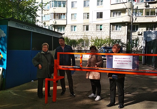 По желанию жителей на въезде во двор дома на ул. Новочеремушкинская,24 установили антивандальный шлагбаум