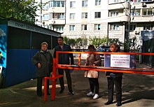 По желанию жителей на въезде во двор дома на ул. Новочеремушкинская,24 установили антивандальный шлагбаум