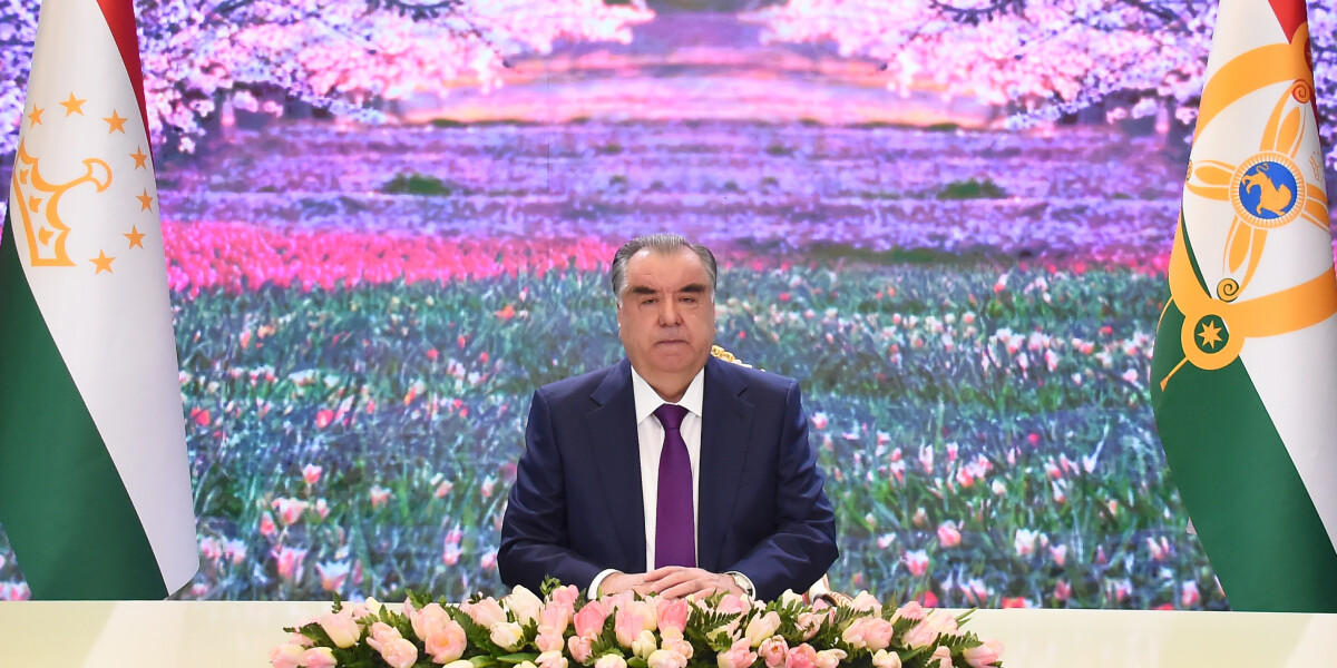 Президент Таджикистана поздравил женщин в канун Дня матери
