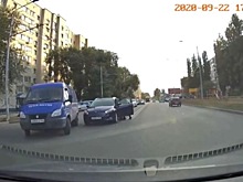 В Саратове водитель «Почты России» устроил драку на дороге