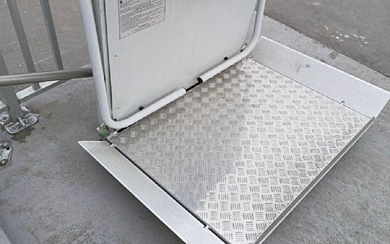 Вандалы сломали подъемник для "колясочников" на Северной окружной в Рязани