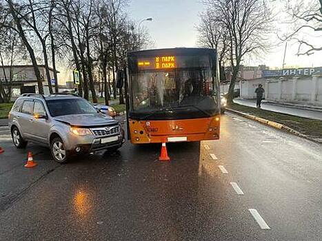 На Сибирякова машина врезалась в автобус, пострадала женщина
