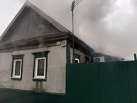 В Ахтубинске горел дом, спасены двое