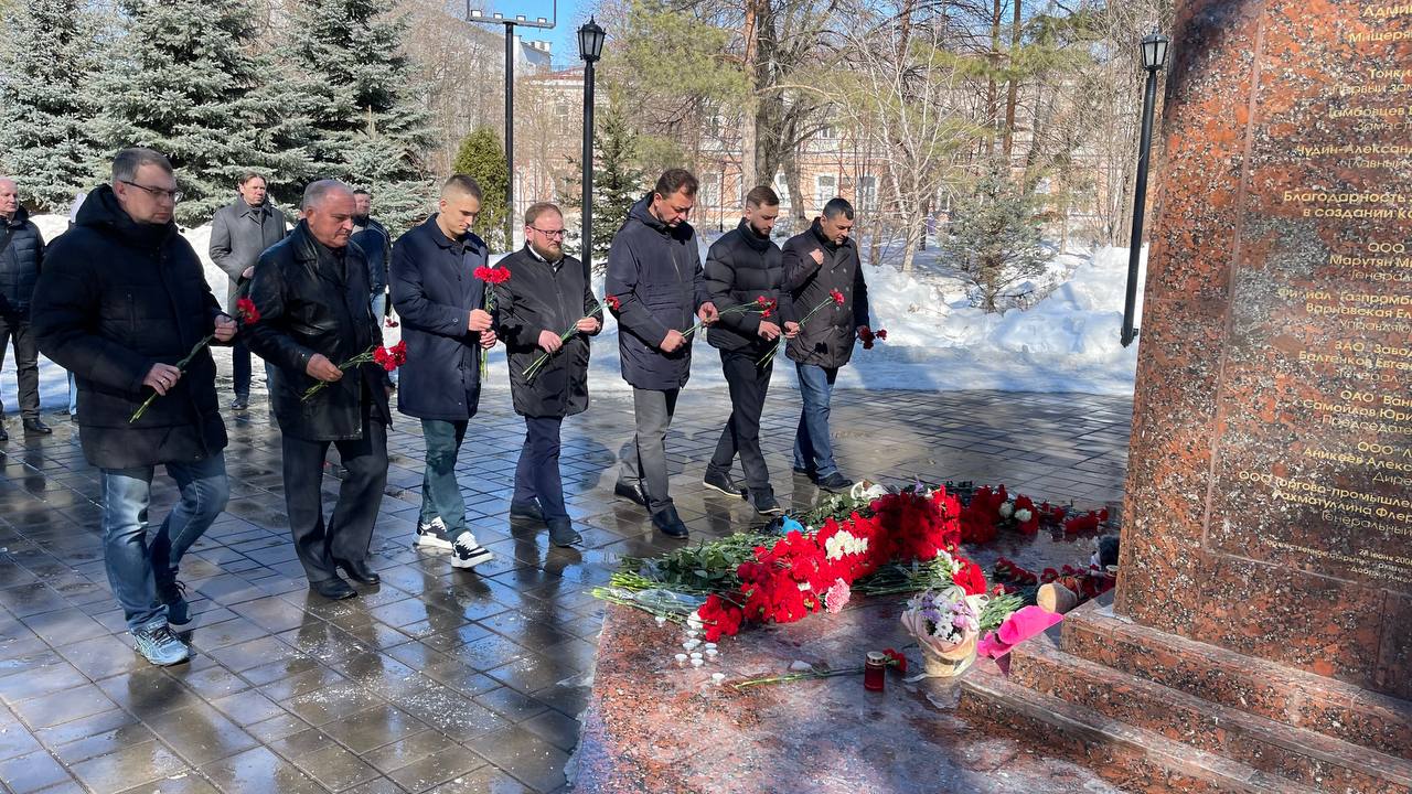 Депутаты Горсовета Оренбурга почтили память погибших в «Крокусе»