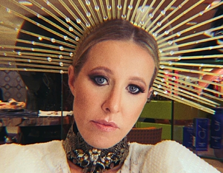 Собчак показала свой промах с нарядом «под скатерть»