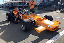 Гонщики IndyCar испытали болиды McLaren Джеймса Ханта и Брюса Макларена
