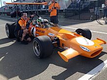 Гонщики IndyCar испытали болиды McLaren Джеймса Ханта и Брюса Макларена