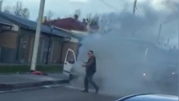 В Гурьевске очевидцы сняли видео загоревшегося на ходу автомобиля