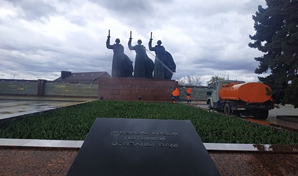 В Воронеже помыли монументы на Чижовском плацдарме и памятник Алексею Кольцову