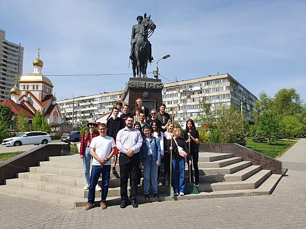 В Волгограде прошел субботник на территории возле памятника Рокоссовскому