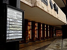 На темных аллеях знакомые тексты звучат немного иначе