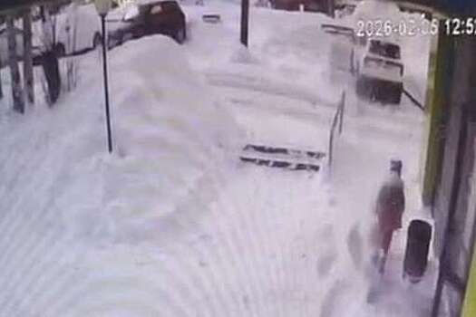 11-летняя девочка получила травму головы из-за схода снега с дома в Кирове