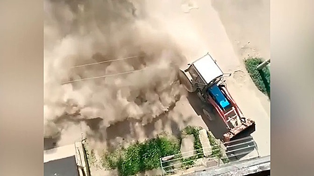 Трактор поднял песчаную бурю вблизи Смоленска: видео