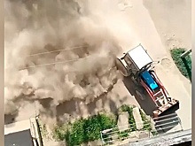 Трактор поднял песчаную бурю вблизи Смоленска: видео