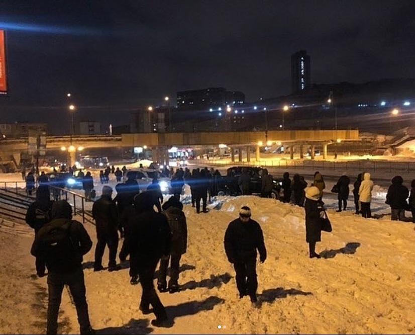 Все на панике: что творилось утром на остановках Владивостока?
