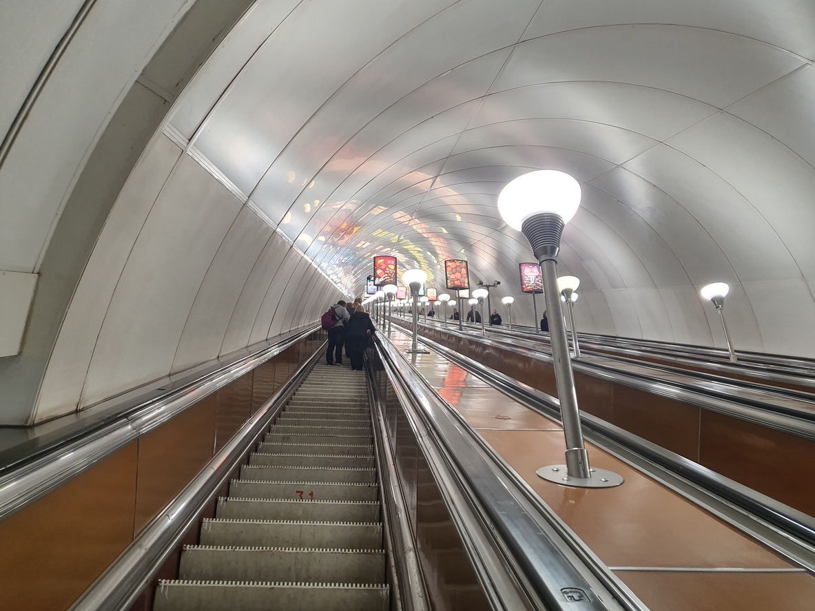 В Петербурге ребенку зажевало пальцы на эскалаторе метро