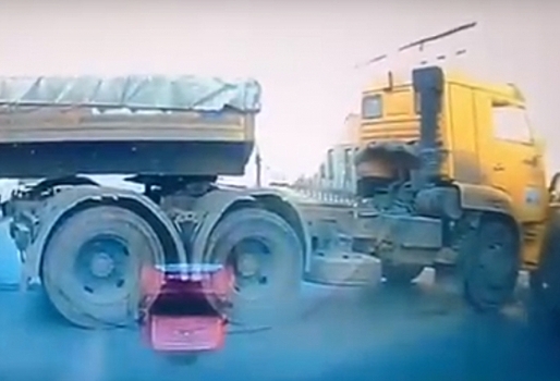 В Омске груженый «Камаз» протаранил минивэн