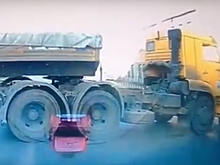 В Омске груженый «Камаз» протаранил минивэн