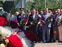 Юрий Слюсарь возложил цветы к памятнику Герою России Алексею Бересту