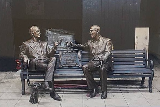 В Геленджике установили скульптурную композицию Ланового и Этуша