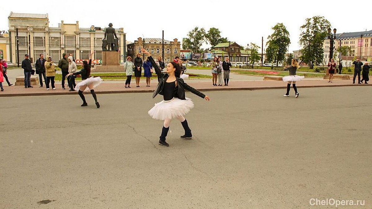 В Челябинске артисты театра оперы и балета станцевали на улице