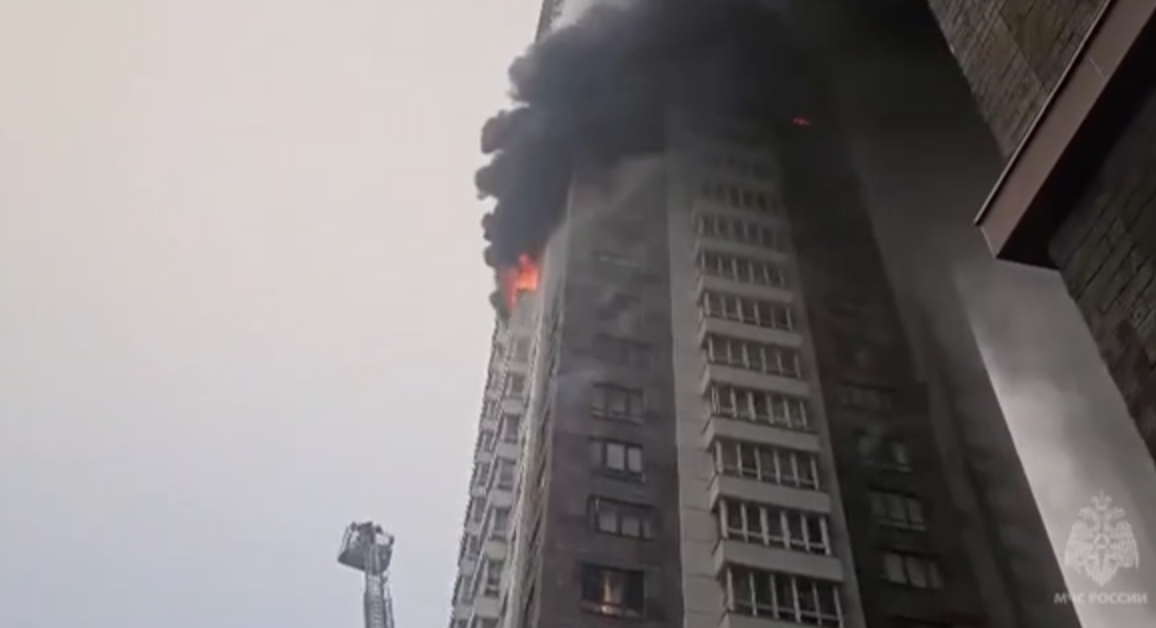 Многоэтажный дом загорелся на Первомайской улице в Москве
