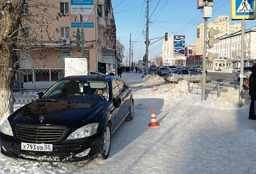 «Пыталась не сбить»: Омичка на «Мерседесе» наехала на пешехода и вылетела на тротуар