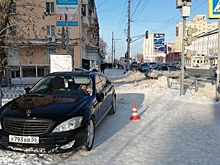 «Пыталась не сбить»: Омичка на «Мерседесе» наехала на пешехода и вылетела на тротуар