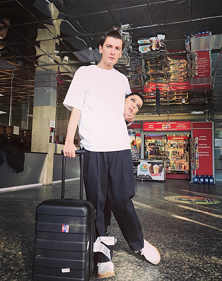  Долгое время клипмейкер не давал комментариев о своей личной жизни, а потом внезапно рассказал о предстоящей свадьбе.