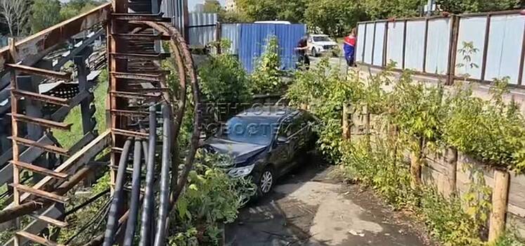 Водитель иномарки вылетел с дороги в котлован на западе Москвы