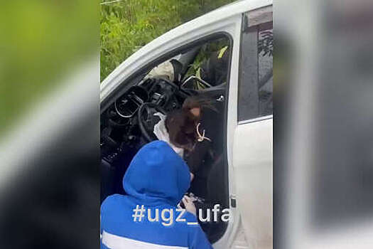 В Уфе на видео сняли, как спасатели деблокировали пострадавшую, зажатую в авто