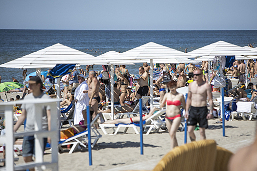 В Янтарном с июля подорожают пляжные лежаки