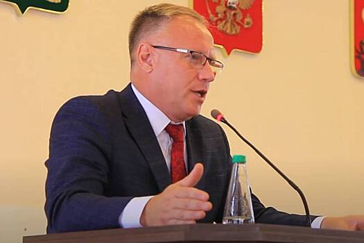 Избитого трубой российского чиновника обвинили в пощечине ребенку и вымогательстве