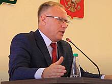 Избитого трубой российского чиновника обвинили в пощечине ребенку и вымогательстве