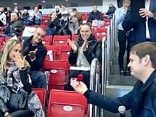 Любовь на льду: челябинец предложил руку и сердце во время хоккейного матча