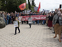 День Победы: цветы и митинг у памятника Неизвестному солдату в Сухуме