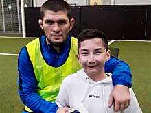 Хабиб сыграл в футбол с безногим мальчиком