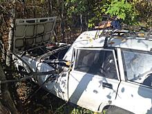 В Жигулевске легковушка врезалась в дерево после столкновения с грузовиком