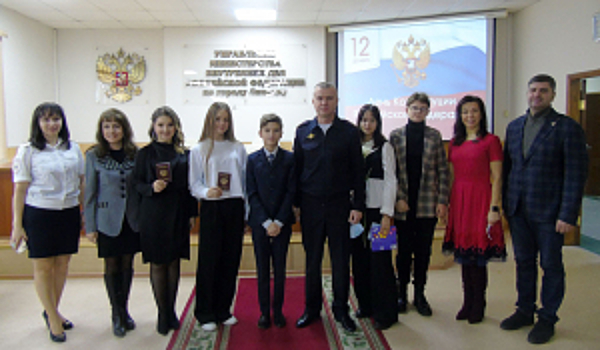 В УМВД России по г. Липецку накануне дня Конституции вручили паспорта юным липчанам