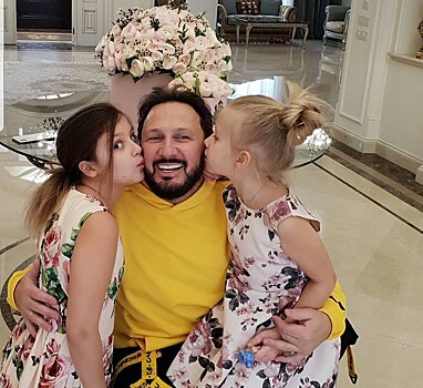 Поклонники восхищаются фото Стаса Михайлова с женой и дочерьми