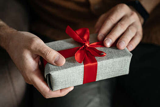 Специалист Коломацкая: личные вещи не стоит дарить в рамках "Тайного Санты"